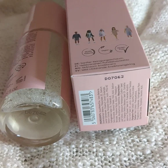GlossyBox Barbie Cleanser&Box/Hydrating Mist&Vintage Cosmetic Satin Pillowcase - Picture 8 of 16